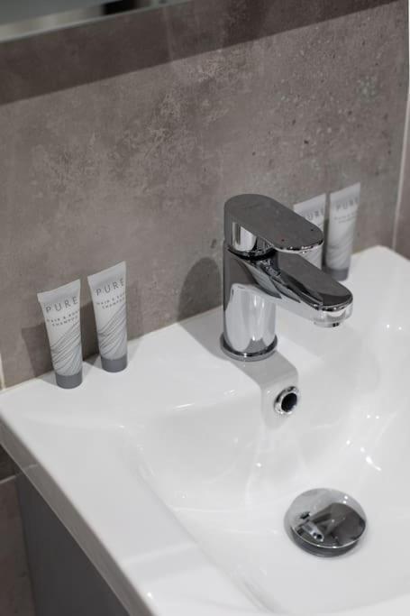 Luxury, Sleeps 6, City Centre Belfast Buitenkant foto