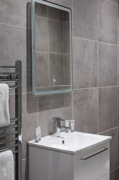 Luxury, Sleeps 6, City Centre Belfast Buitenkant foto
