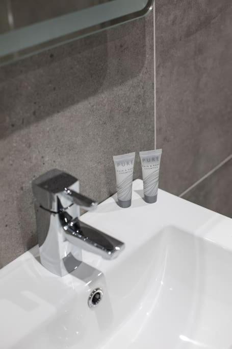 Luxury, Sleeps 6, City Centre Belfast Buitenkant foto
